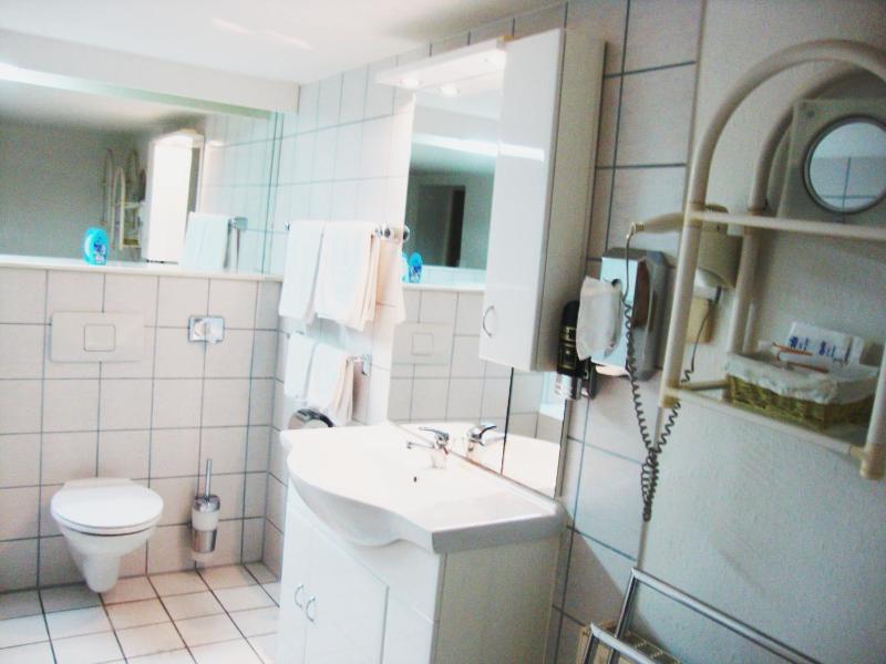 Economy Double Room - Souterrain image 3