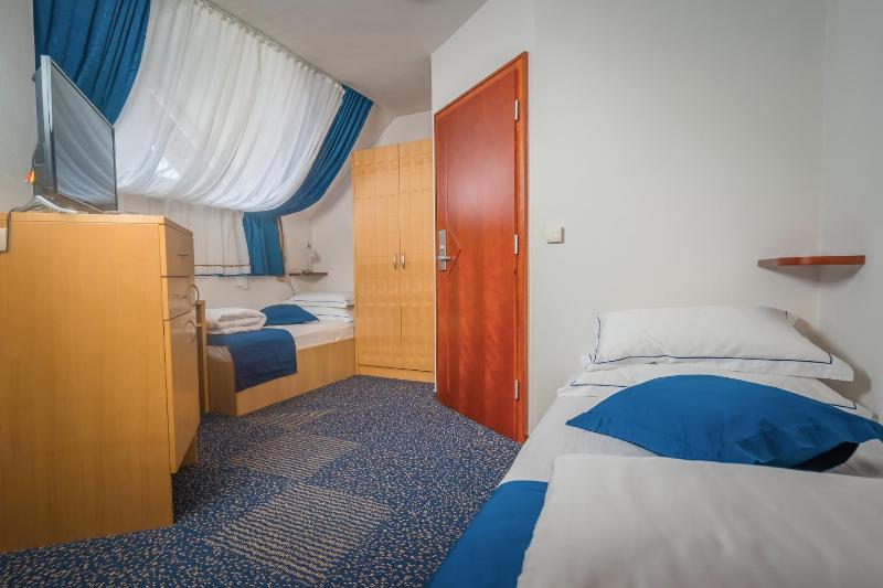 Twin Room image 2