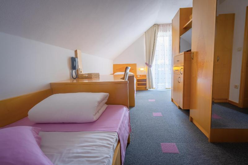 Quadruple Room with Balcony image 3