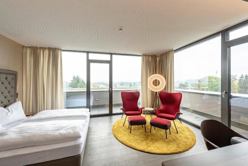Deluxe Double Room with Balcony image 2