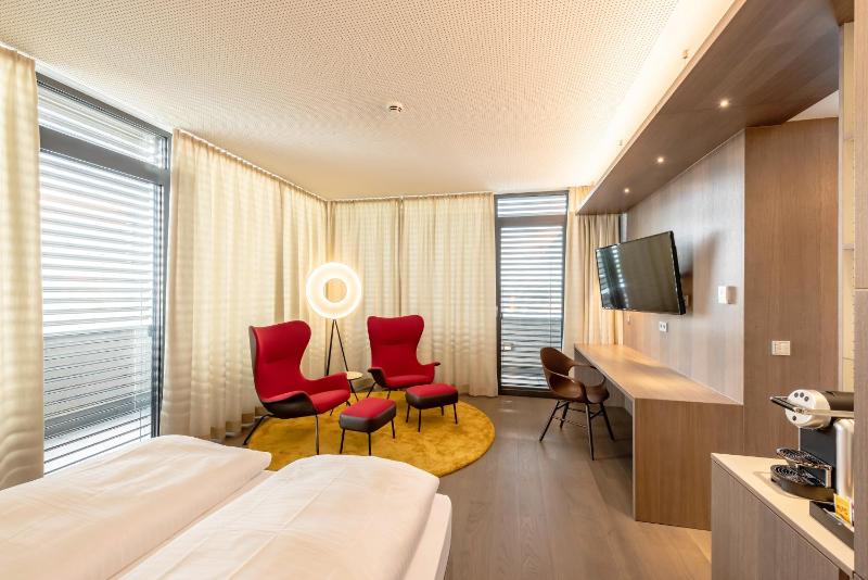 Deluxe Double Room with Balcony image 4