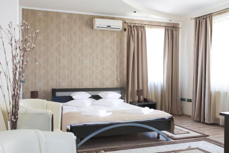 Deluxe Double Room with Balcony image 1