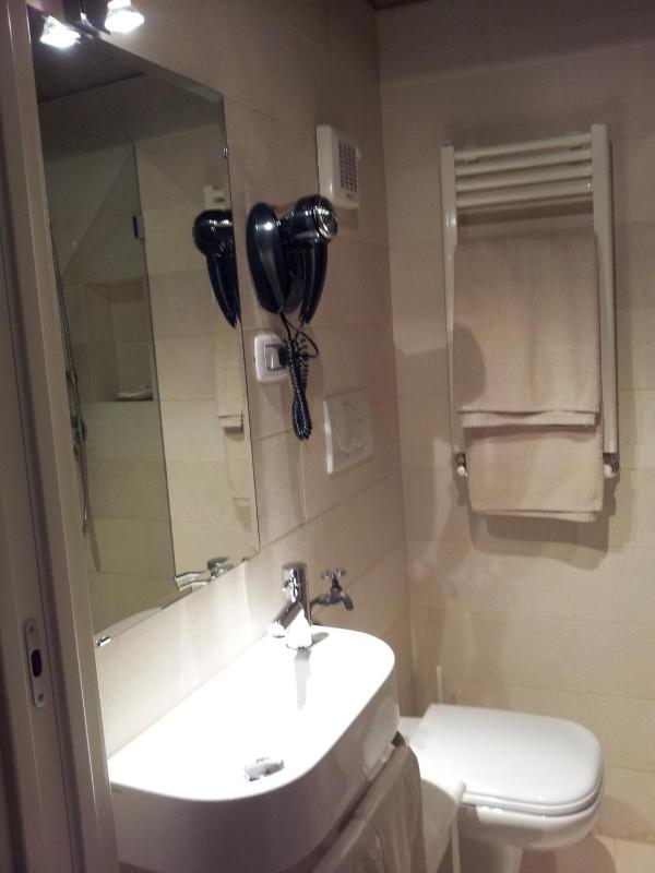 Double or Twin Room image 3