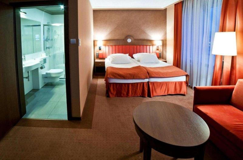 Twin Room with Sofa Bed - Non-Smoking image 4