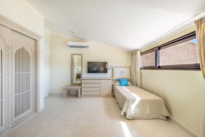 Triple Room with Sea View image 3