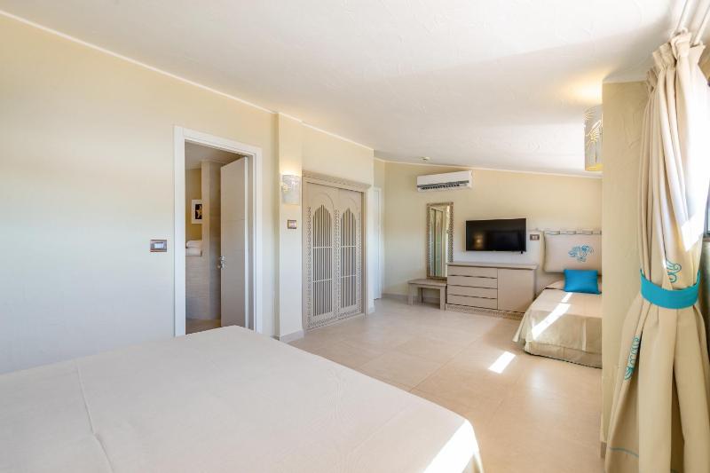 Triple Room with Sea View image 4