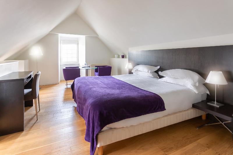 Superior Double Room with Partial Sea View image 1