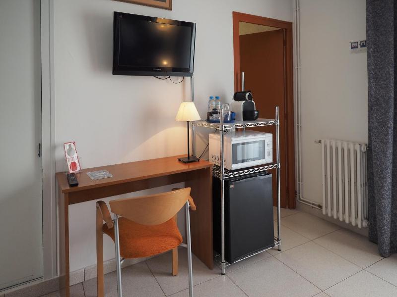 Double or Twin Room with Balcony image 4