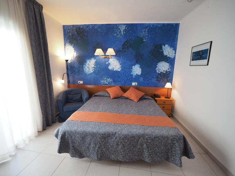 Double or Twin Room with Balcony image 2