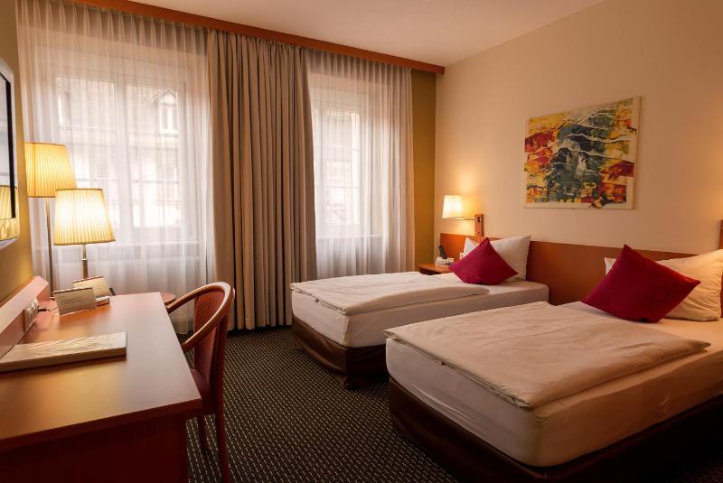 Standard Twin Room image 3