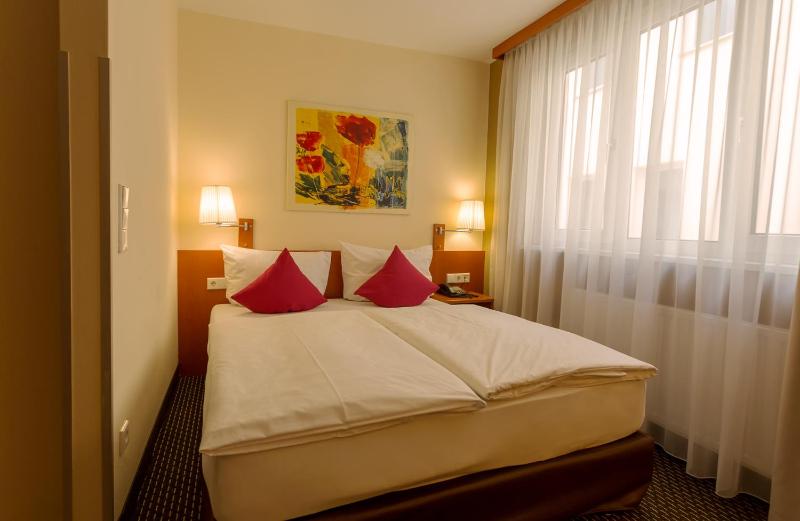 Double Room image 3
