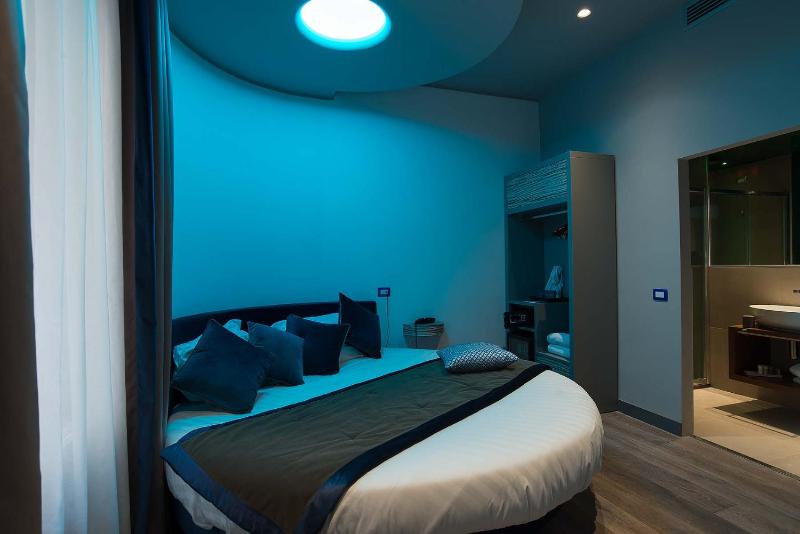 Deluxe Double Room image 3