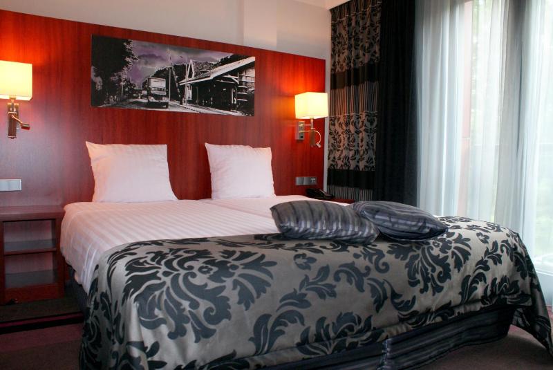 Standard Double Room image 3