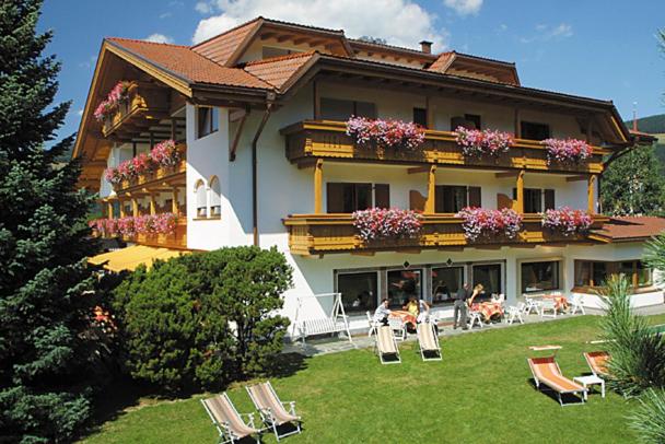 Superior Double Room with Balcony image 2