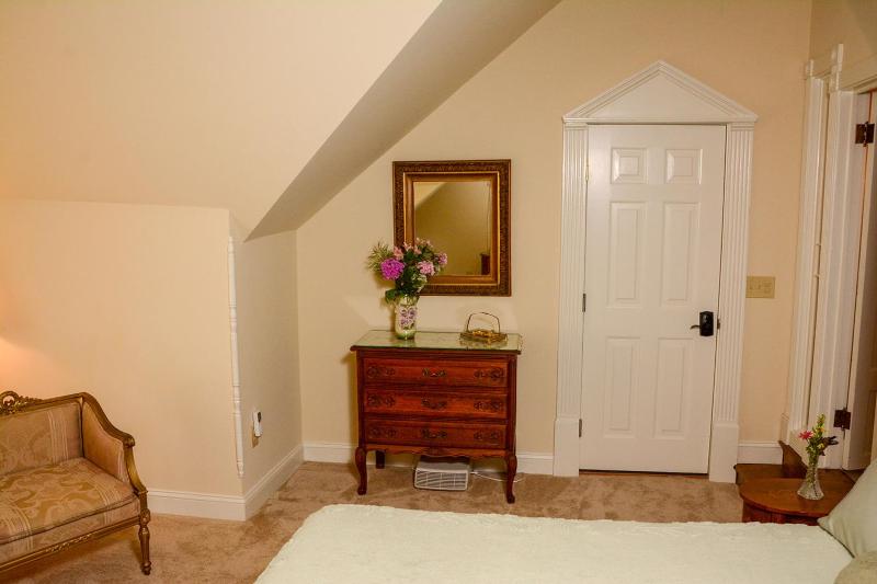 Deluxe Queen Suite image 3