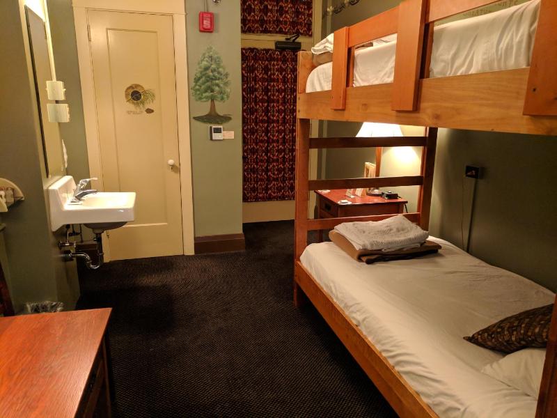 Mixed Dormitory Room image 3