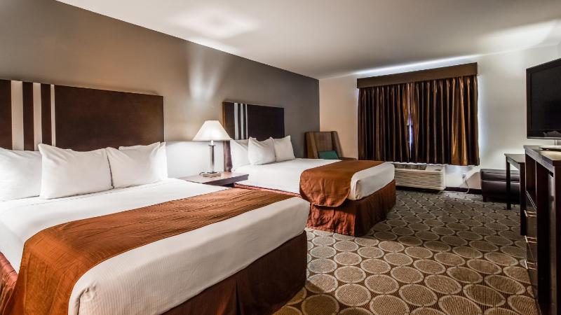 Queen Room with Two Queen Beds and Kitchenette - Non-Smoking image 3