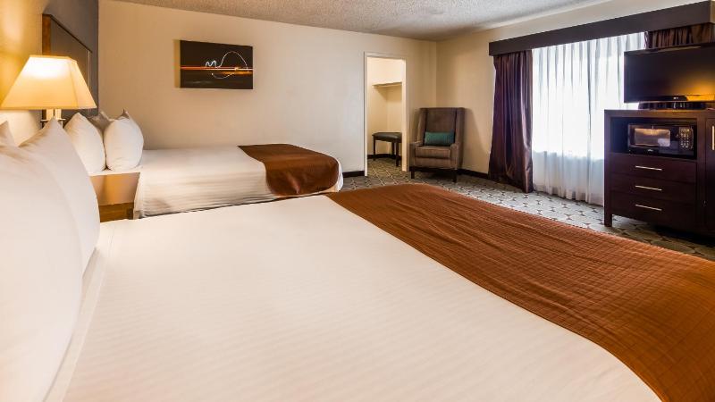Queen Room with Two Queen Beds and Kitchenette - Non-Smoking image 2