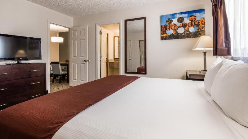 King Suite - Non-Smoking image 4