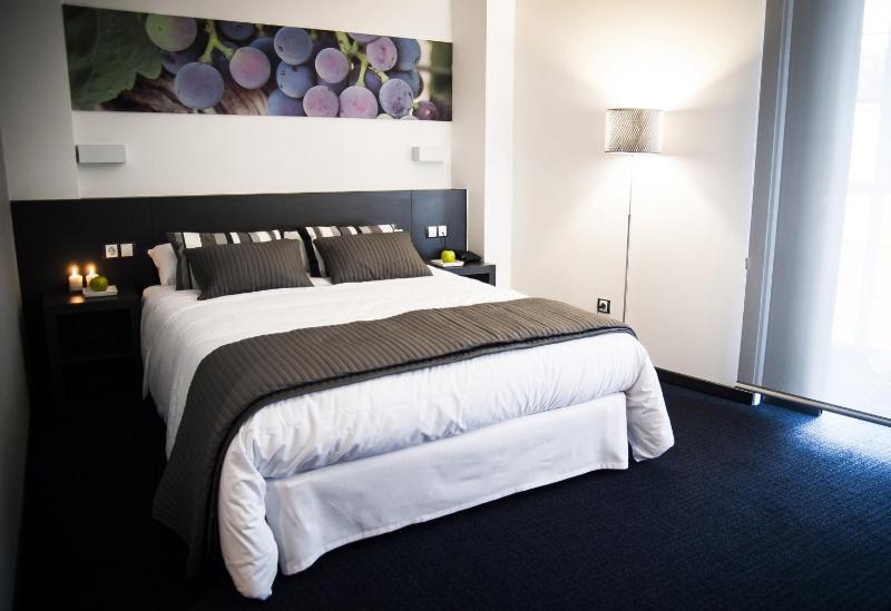 Double Room with Extra Bed image 2