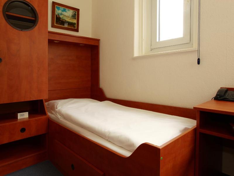 Economy Single Room image 3