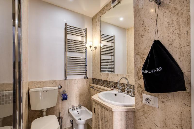 Luxury Triple Room image 4