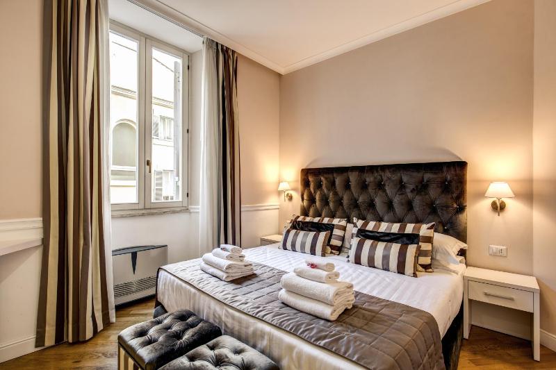 Deluxe King Room image 4