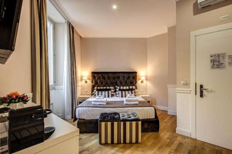 Deluxe King Room image 3