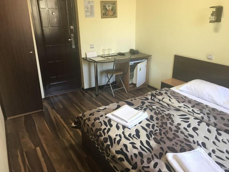 Standard Double Room image 3