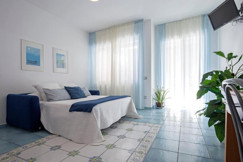 One-Bedroom Apartment (5 Adults) image 3