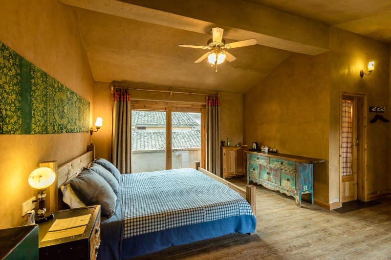 Double Room with Balcony image 3
