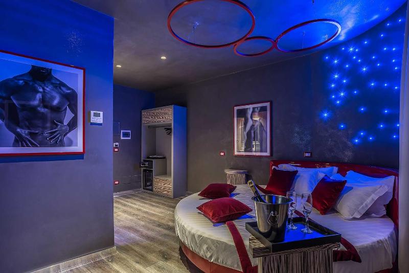 Deluxe Double Room image 2