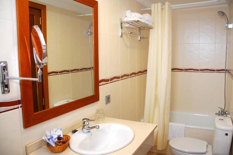 Double Room with Extra Bed image 2
