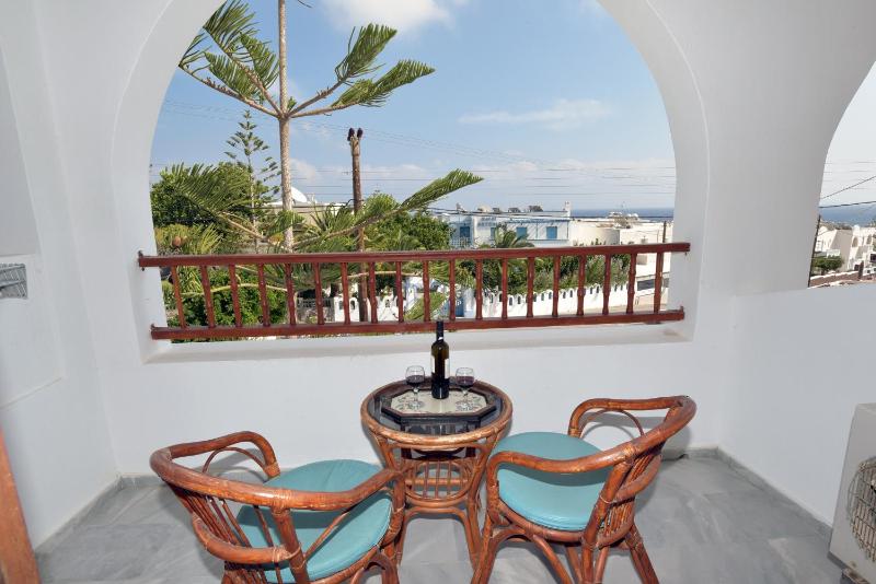 Studio (2 Adults) with Garden or Sea View image 2