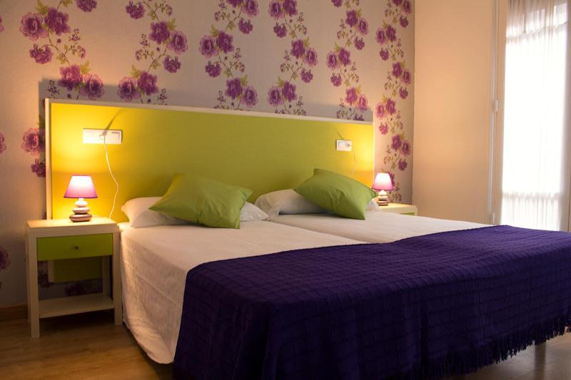 Twin Room with Private Bathroom image 4