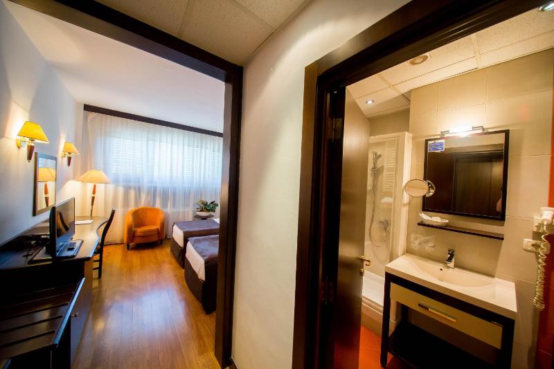 Standard Twin Room image 4