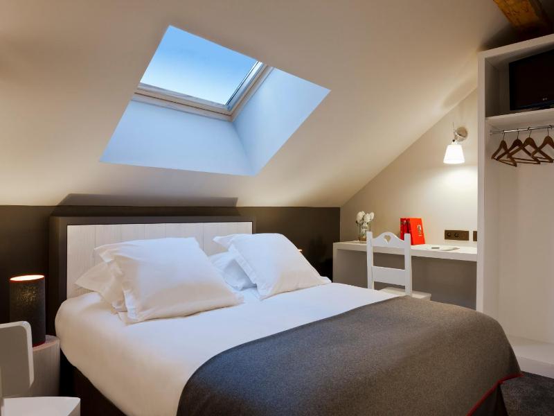 Standard Double Room image 2