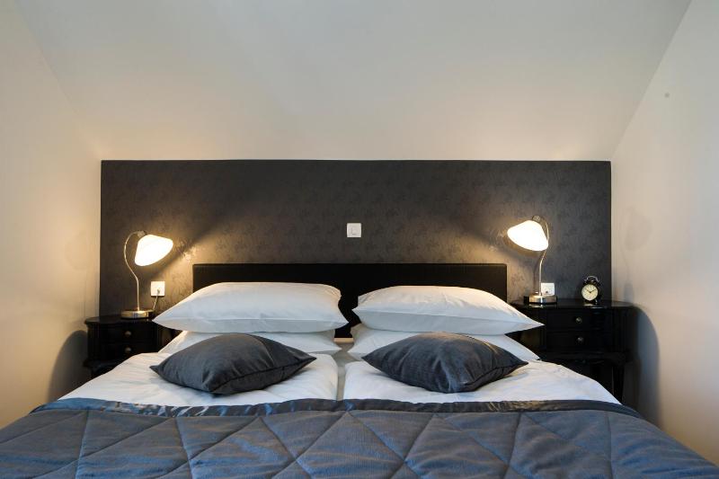One-Bedroom Apartment image 4