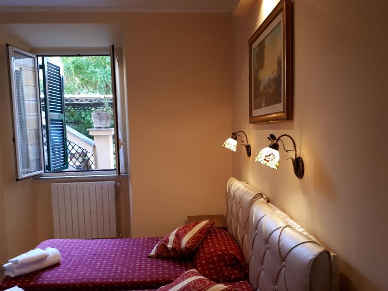 Economy Twin Room image 4