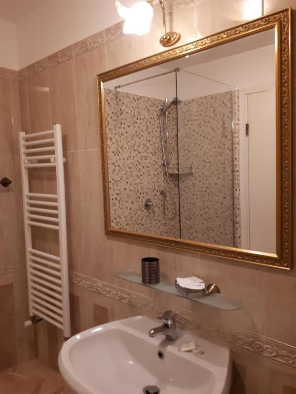 Economy Twin Room image 2