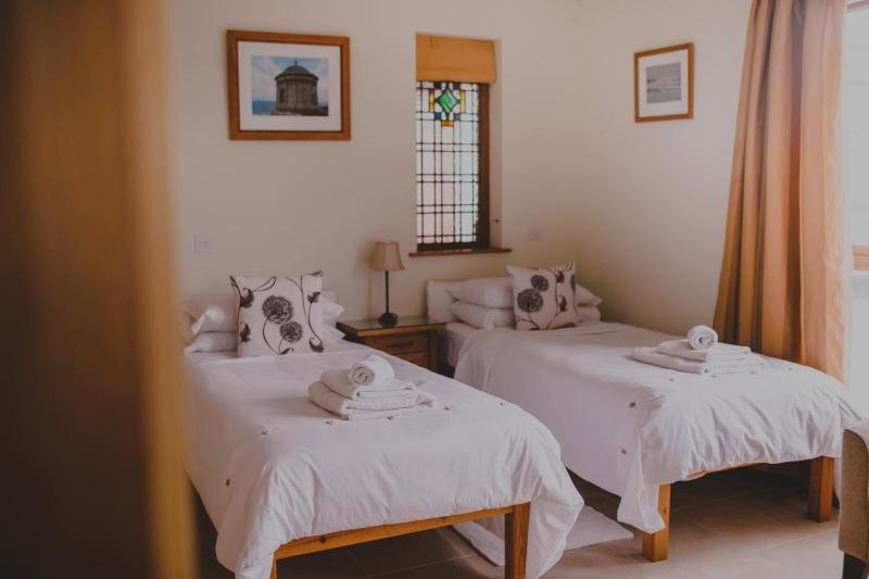 Standard Twin Room image 1