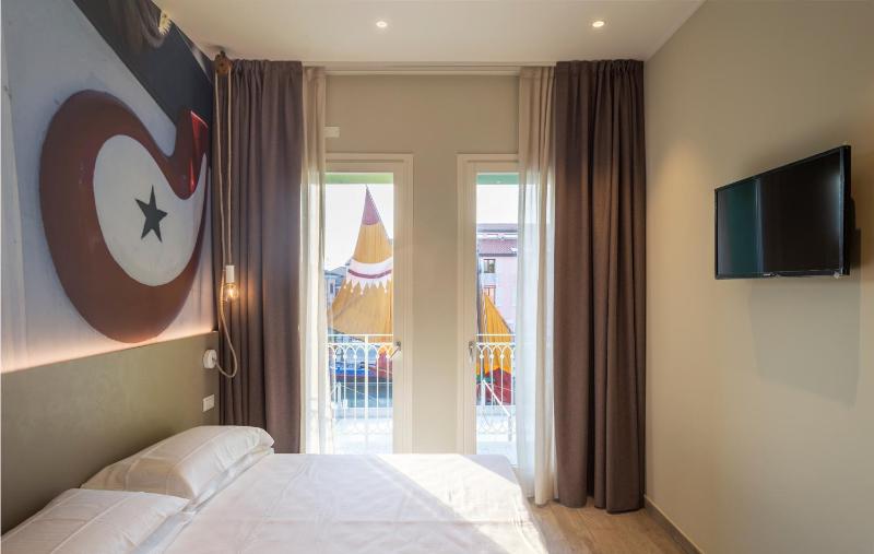Double Room with Sea View image 2