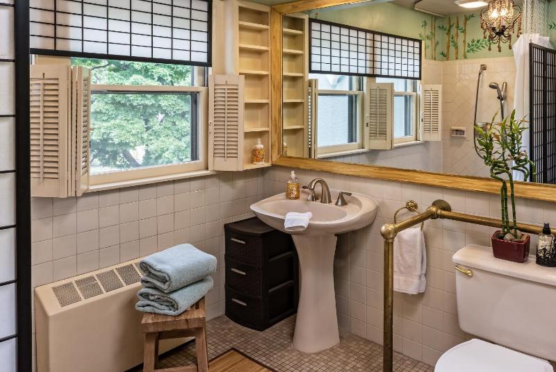 Queen Room - Disability Access image 4