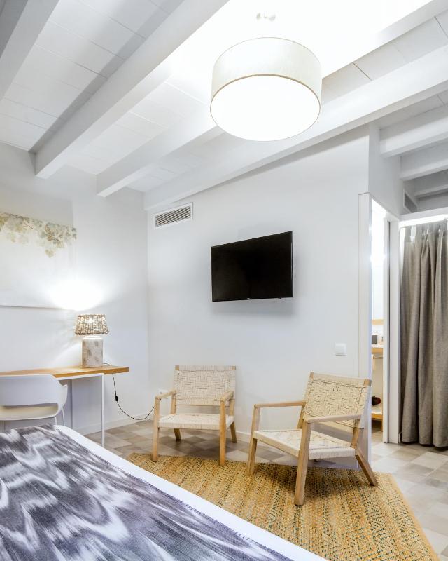 Double Room image 3