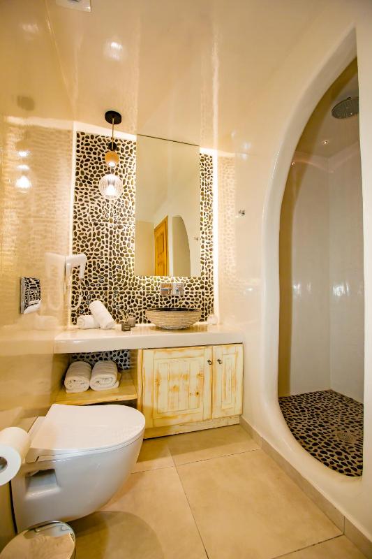 Grand Suite with Sea View, Private Jetted Pool and Indoor Jetted tub image 2