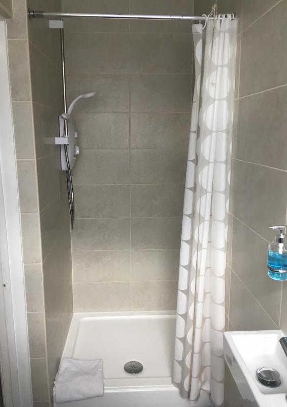 Standard Twin Room with Shared Bathroom image 2