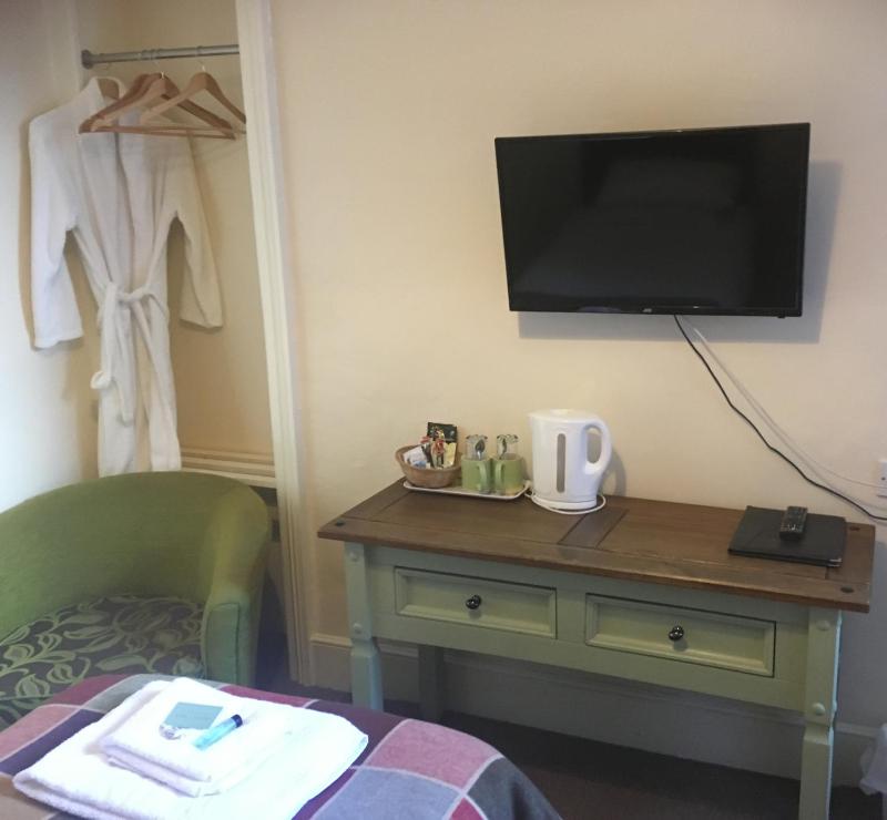 Standard Twin Room with Shared Bathroom image 4