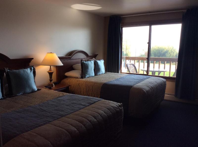 Queen Room with Balcony image 4