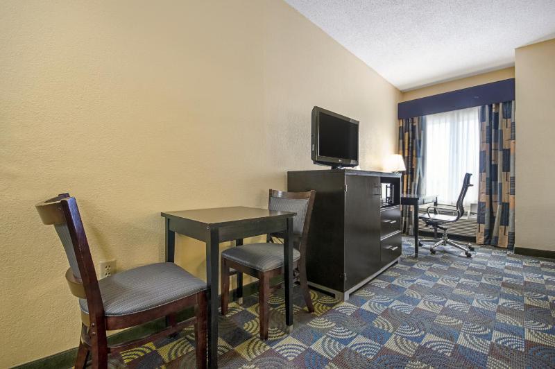 Queen Room with Two Queen Beds - Non-Smoking image 2