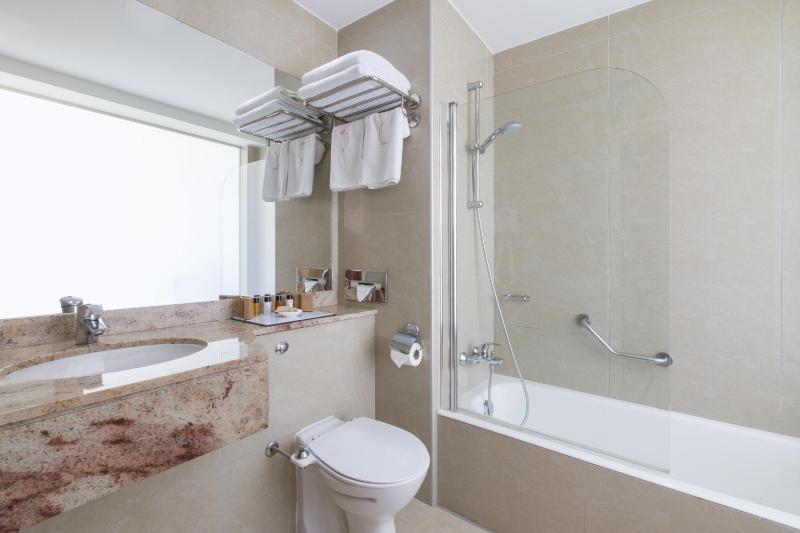 Double Room with Pool and Sea View image 4